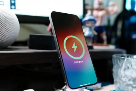 北泉镇苹果15换屏服务分享用什么充电器给iPhone15充电更好 